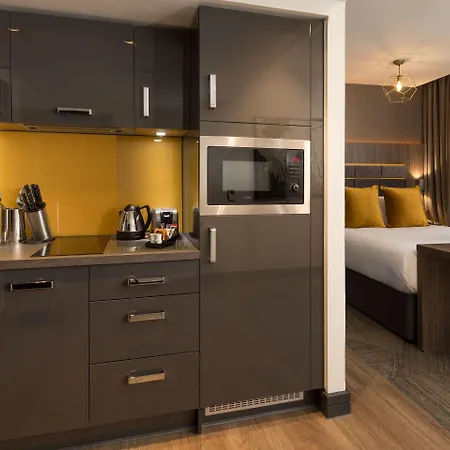Roomzzz Victoria Apartahotel