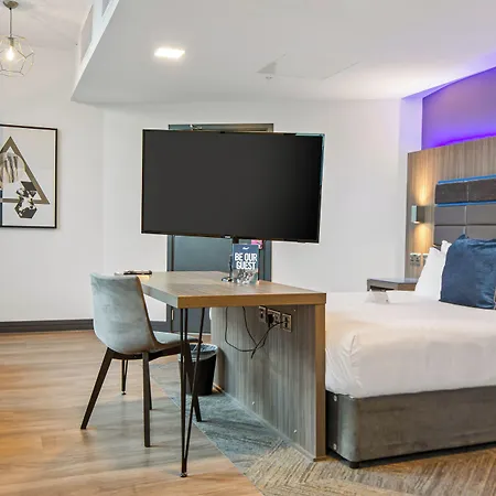 Roomzzz Victoria 4*