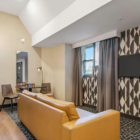 Roomzzz Victoria Apartahotel