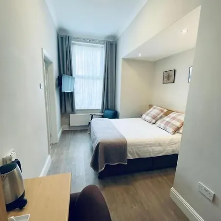 Отель Westlynn & Free Parking Near Centre 3*