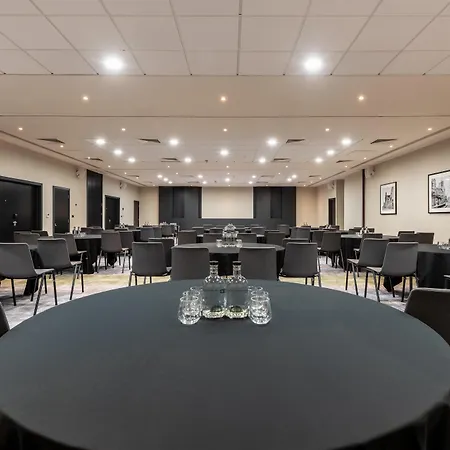 Отель Radisson Centre, A Verified Net Zero 4*