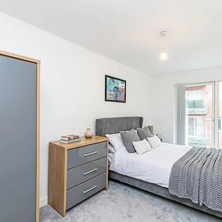 Contemporary 2 Bed In Apartamento *