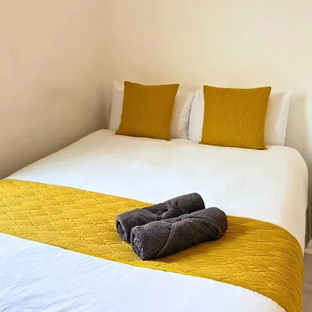 Free Parking - Near Coop Live, Etihad - Comfy 3-bed House In