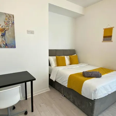 Сasa de vacaciones Free Parking - Near Coop Live, Etihad - Comfy 3-bed House In Mánchester