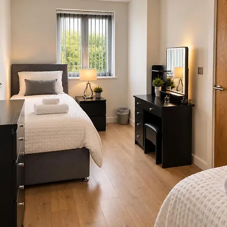 Spacious 3 Bed Modern House, Sleeps 6, Free Secure Parking & Garden, Centre * Mánchester