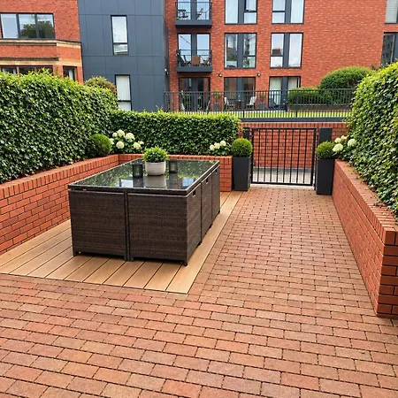 Spacious 3 Bed Modern House, Sleeps 6, Free Secure Parking & Garden, Centre * Mánchester
