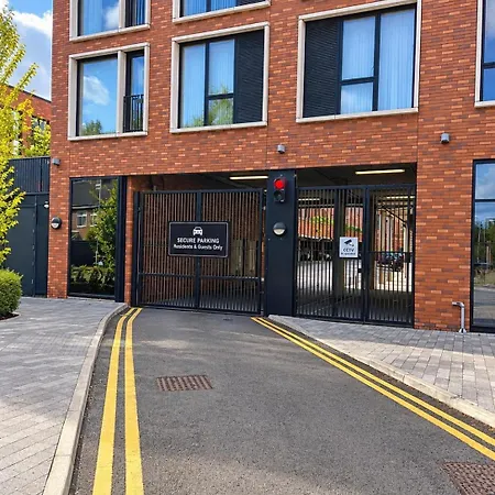 Spacious 3 Bed Modern House, Sleeps 6, Free Secure Parking & Garden, Centre Mánchester