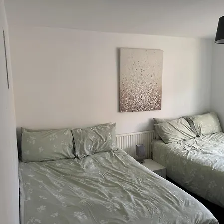 Spacious 3 Bed Airport Free Parking Apartamento *