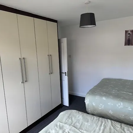 Spacious 3 Bed Airport Free Parking *