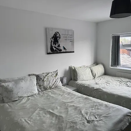 Spacious 3 Bed Airport Free Parking *