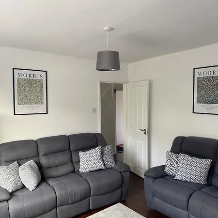 Spacious 3 Bed Airport Free Parking