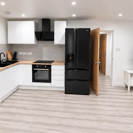 Cozy Modern 3 Bed, 2 Bedroom - Secure Parking - Close To Centre And Old Trafford *