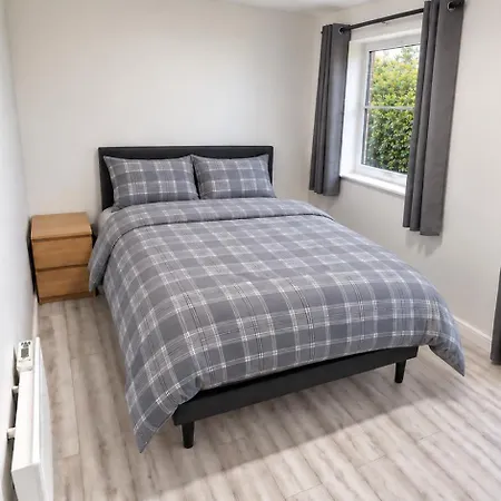 Cozy Modern 3 Bed, 2 Bedroom - Secure Parking - Close To Centre And Old Trafford *