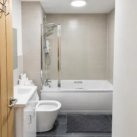 Cozy Modern 3 Bed, 2 Bedroom - Secure Parking - Close To Centre And Old Trafford *