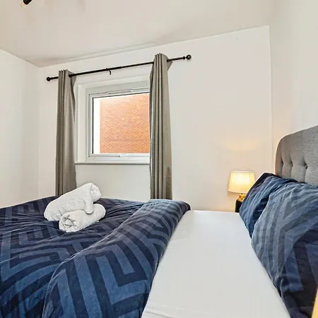 Centrally Located Modern 2 Bedroom Apartment, Minutes Walk To Ao Arena