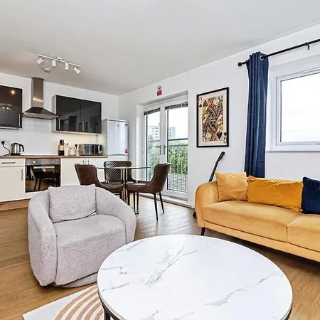 Centrally Located Modern 2 Bedroom Apartment, Minutes Walk To Ao Arena Apartamento *