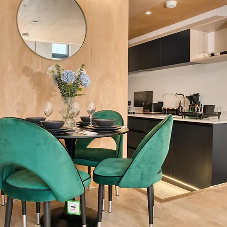 2-bed Balcony Close To Centre Apartamento