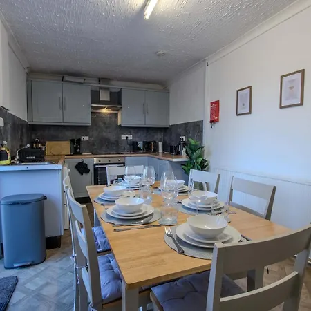 Сasa de vacaciones Stylish 3br In Swinton - Free Parking *