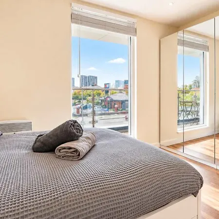 Modern 2-bed Living With Private Balcony