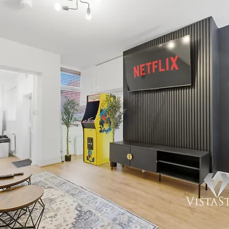 Apartamento Spacious 4 Bedroom House With Pacman,darts, Netflix By Vista Short Lets *
