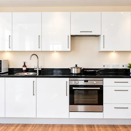Apartment Modern 2-bed Living With Private Balcony *