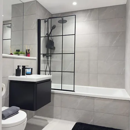 Stylish 2-bed - Balcony - Parking Apartment Manchester