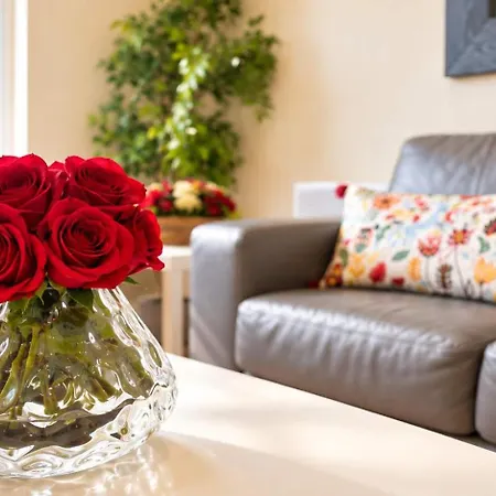 Modern 2-bed Living With Private Balcony Apartment *