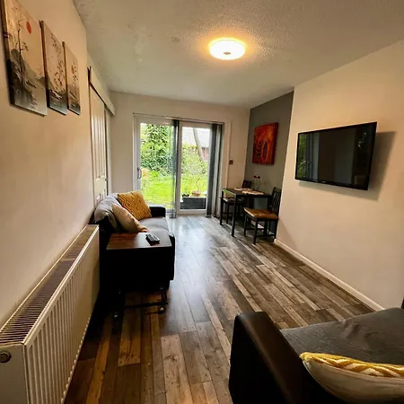 Apartment уютный домик утопающий в зелени Manchester