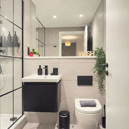 Stylish 2-bed - Balcony - Parking Apartment Manchester