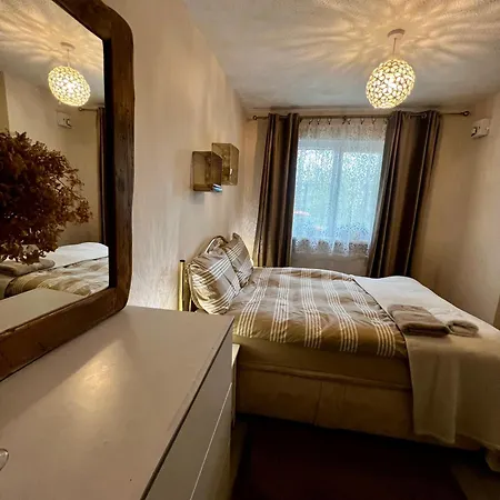 уютный домик утопающий в зелени Apartment