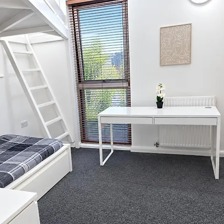 4 Bedroom Sleeps 7 Near Etihad And Co Op Live Apartamento