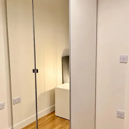 Lux High-rise Two Bed-balcony With Waterside View Manchester