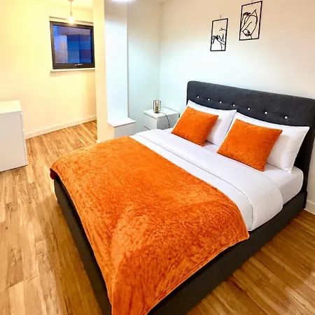 Lux High-rise Two Bed-balcony With Waterside View * Manchester