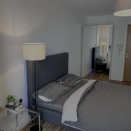 Spacious En-suite In High-rise Media *