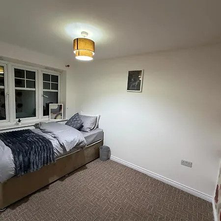 Spacious 4-bed House Sleeps 6 * Mánchester