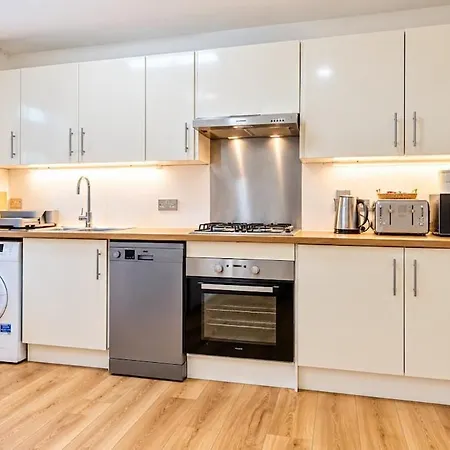 Luxury 3br, Fully Refurb, Etihad, Co-op Live Сasa de vacaciones