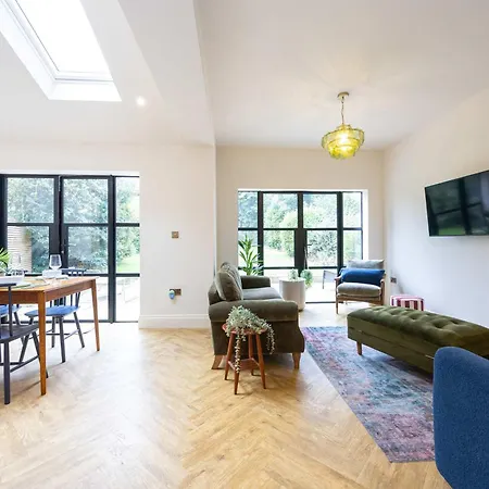 Luxury 3 Bed Altrincham Parking Metrolink *