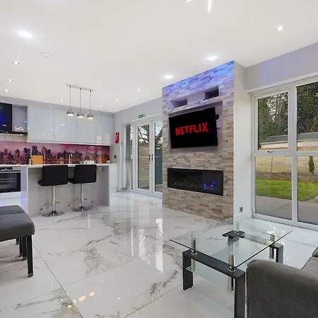 Stylish With Parking And Easy Access *