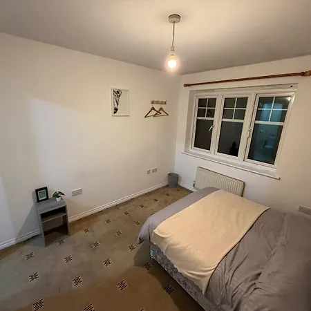 Spacious 4-bed House Sleeps 6 Сasa de vacaciones *