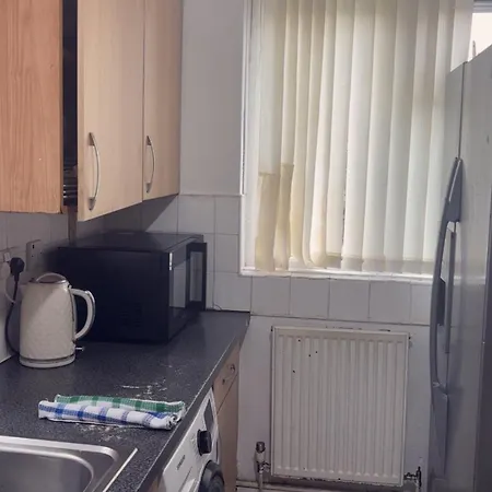 Comfortable Double Bedroom In Near Centre Pensión