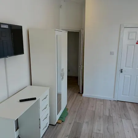 Spacious 4 Bedroom With 3 Ensuites, Hosted By Eason Holiday home Manchester