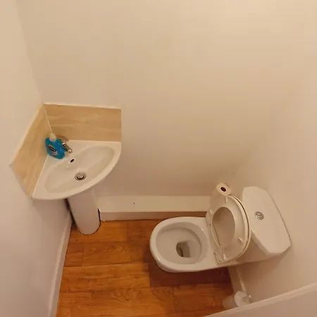 4 Bedroom House Near Centre With Free Parking And Wifi