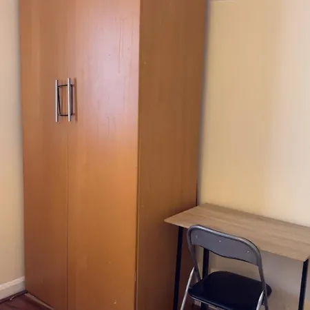 Pensión Comfortable Double Bedroom In Near Centre
