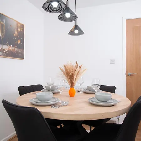 Modern 3 Bedroom Semi-detached With Driveway Parking *