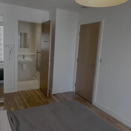 Spacious En-suite In High-rise Media Habitación en casa particular *