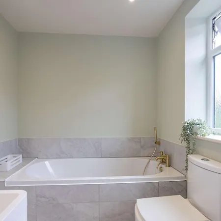 Luxury 3 Bed Altrincham Parking Metrolink