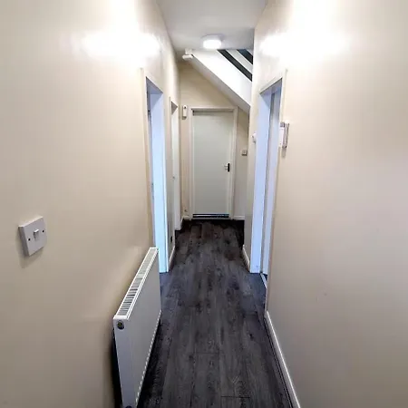 5 Bed House - Sleeps 9 - Free Parking Mánchester