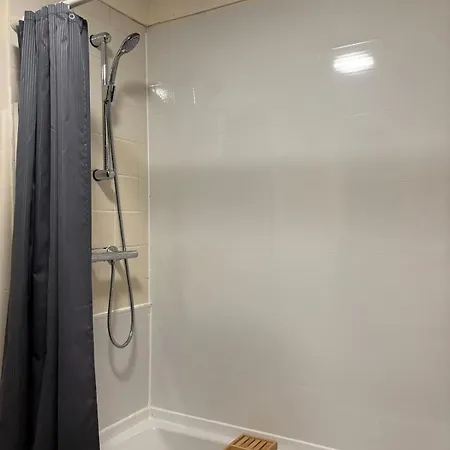Stylish 3br Retreat Sleeps 7 Free Parking Long *