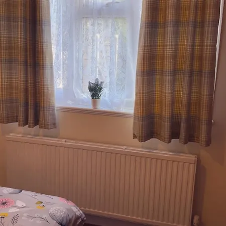 Pensión Comfortable Double Bedroom In Near Centre *