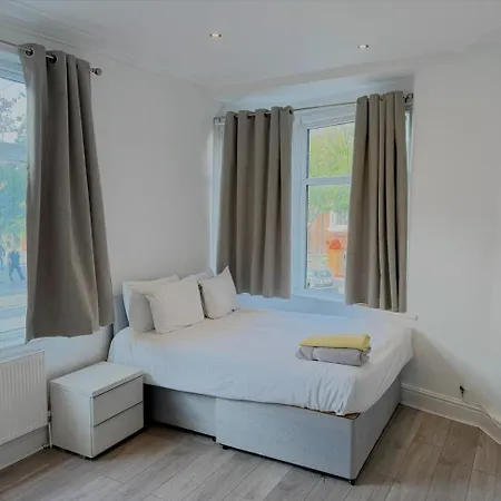 Spacious 4 Bedroom With 3 Ensuites, Hosted By Eason